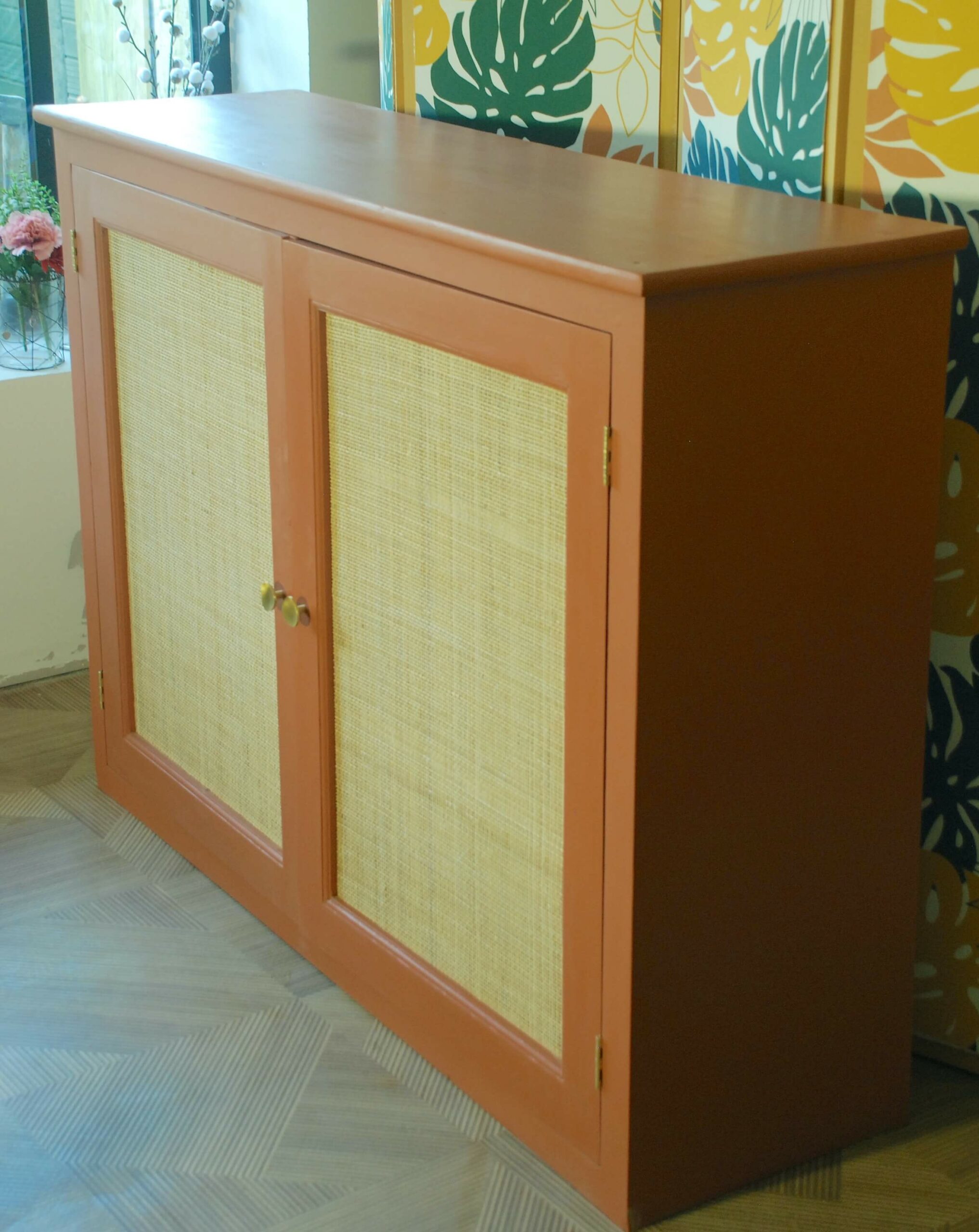 Meuble relooké : Buffet avec cannage et peinture terracota.