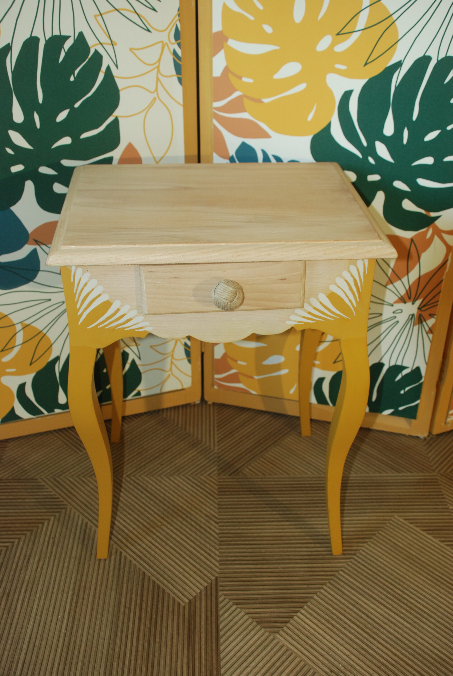 Table de chevet bois et jaune avec poignée en corde.