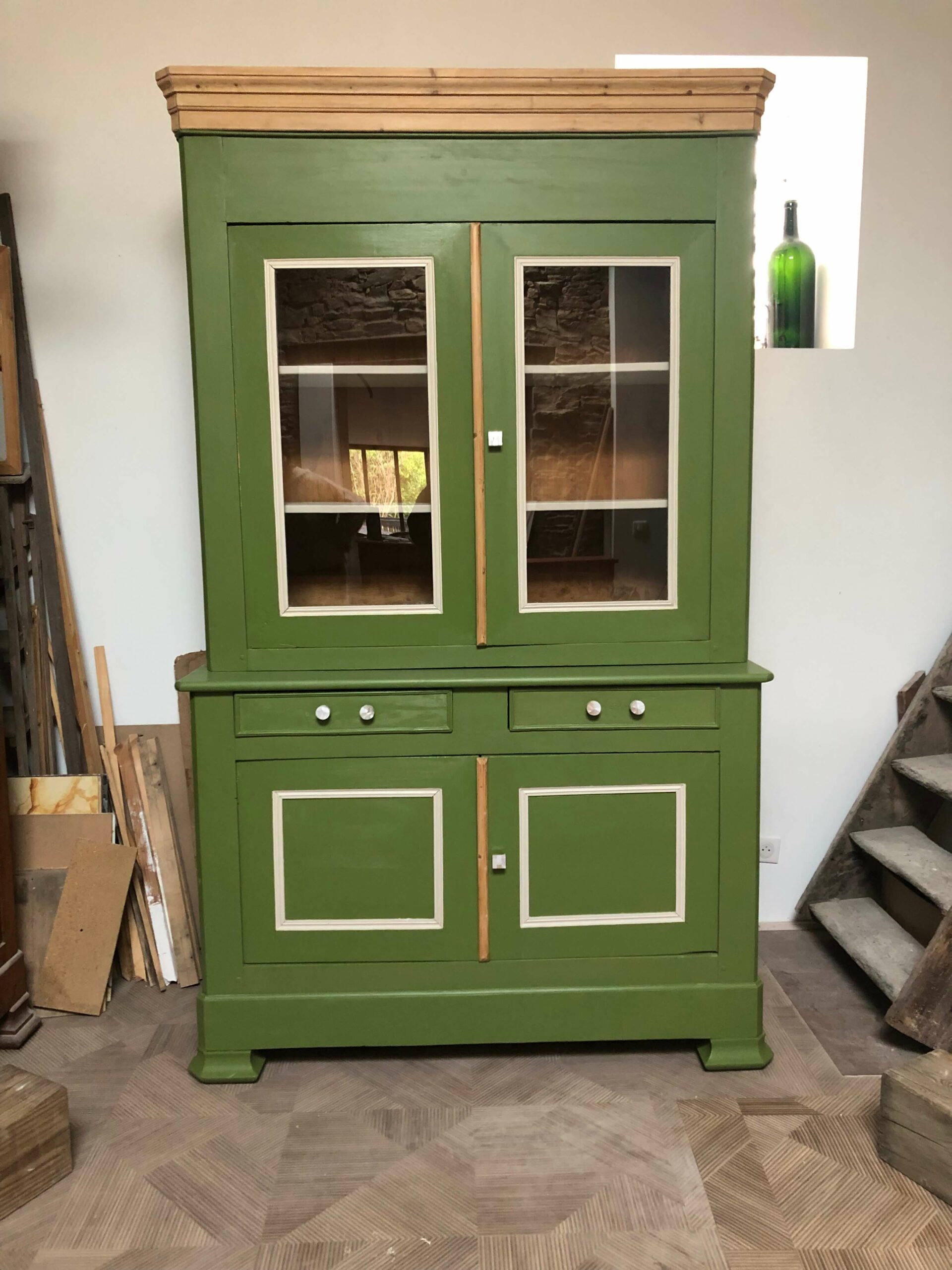 Meuble relooké : Vaisselier vert olive et bois.